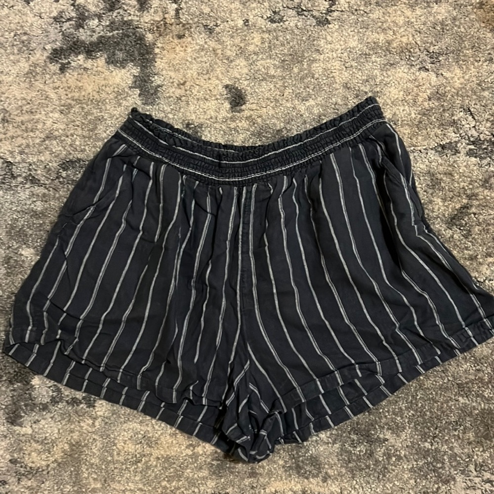 Universal Thread Black and White Striped Women Shorts